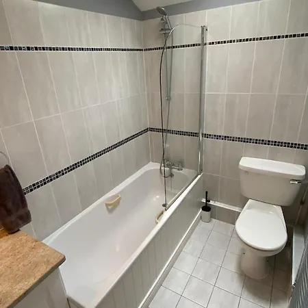 Stylish & Spacious Apartment, Sleeps 6 Apartment Galway
