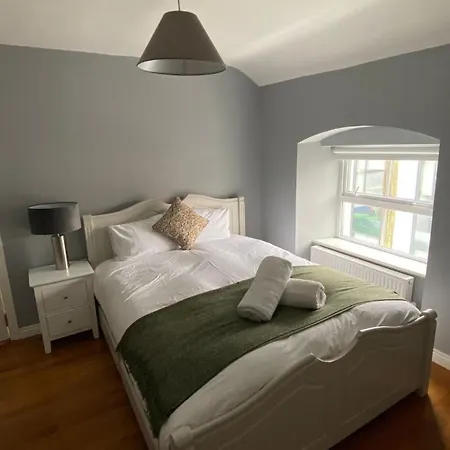 Stylish & Spacious Apartment, Sleeps 6 *