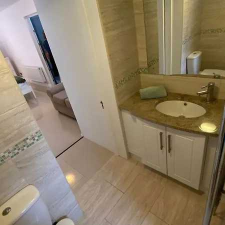 Stylish & Spacious Apartment, Sleeps 6