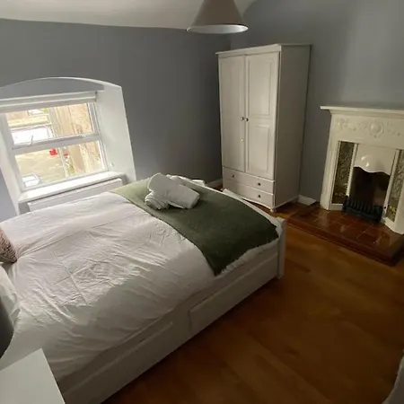 Stylish & Spacious Apartment, Sleeps 6 *