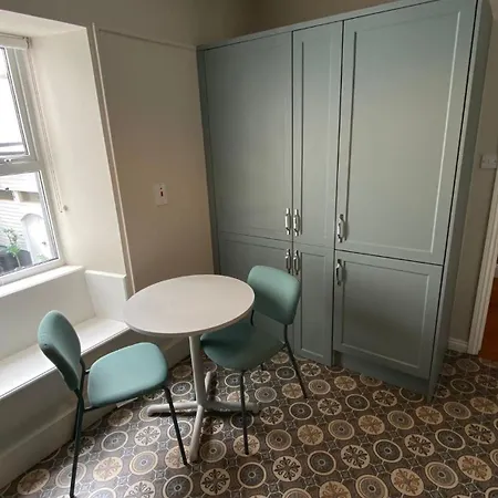 Stylish & Spacious Apartment, Sleeps 6 Galway