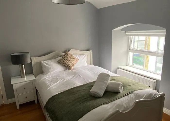 Stylish & Spacious Apartment, Sleeps 6 *