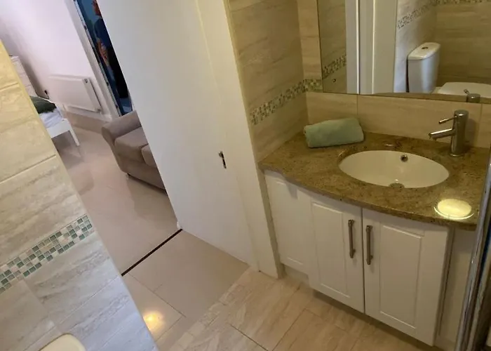 Stylish & Spacious Apartment, Sleeps 6