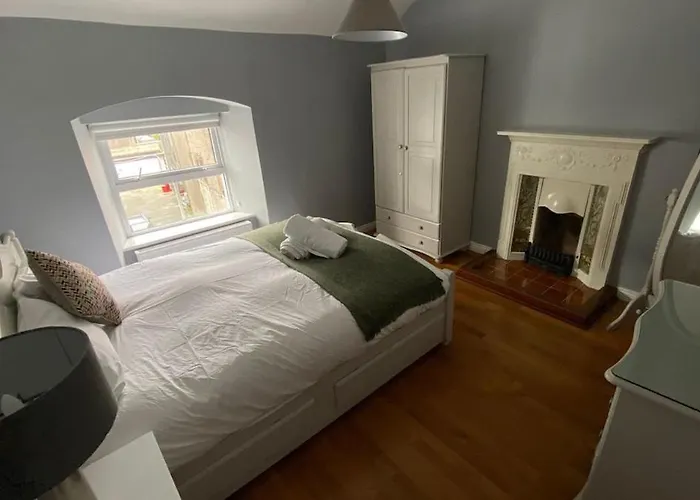 Stylish & Spacious Apartment, Sleeps 6 *