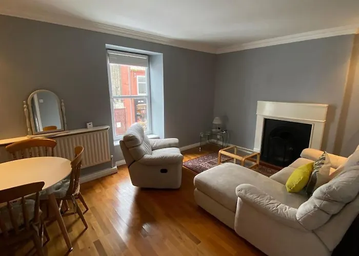 Stylish & Spacious Apartment, Sleeps 6 * Galway