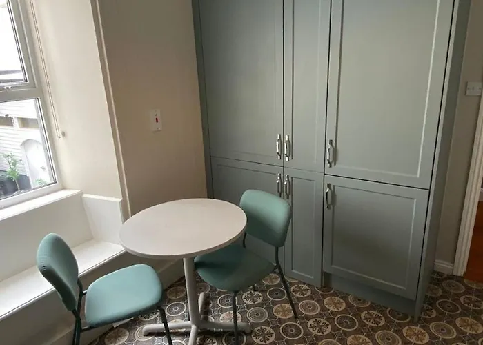 Stylish & Spacious Apartment, Sleeps 6 Galway