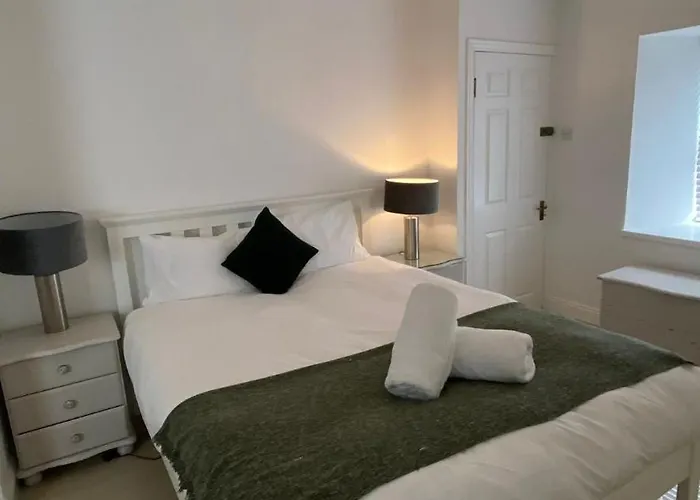 Stylish & Spacious Apartment, Sleeps 6 Daire