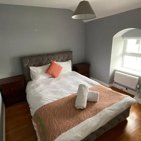 Stylish & Spacious Apartment, Sleeps 6 Apartment Galway